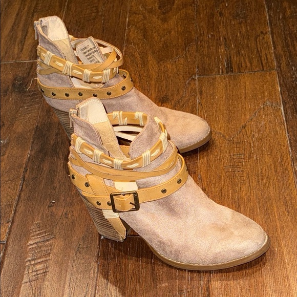 Size 7.5 Stylish Tan Ankle Boots - Picture 6 of 12